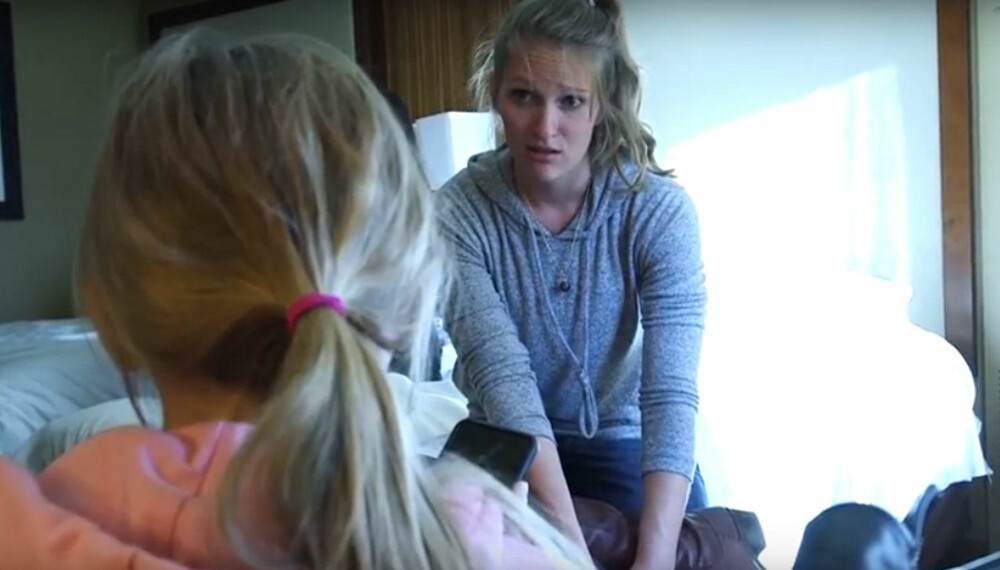FBI-AGENT Anne Darr snakker med en sexarbeider på et hotellrom i Denver. Darr jobber med å hjelpe ofrene for menneskehandel tilbake til et normalt liv.