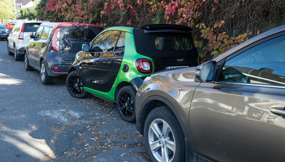 Lange rekker med parkerte biler i trange gater er ikke noe problem med Smart: Du finner alltid en plass som er stor nok.