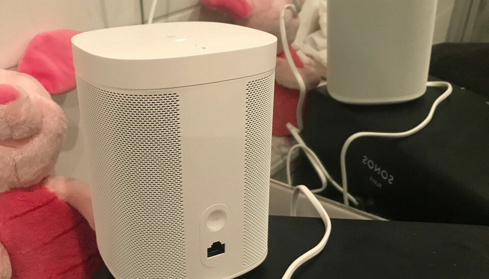 Det er ikke mye plunder og heft med en Sonos-høyttaler. Har du trådløst nettverk, er det én strømkabel som skal kobles i. Alt annet styres fra mobilen. Det eneste du kan gjøre med selve høyttalerene er å justere volum, hoppe frem og tilbake i spillelister - og å skru av.
