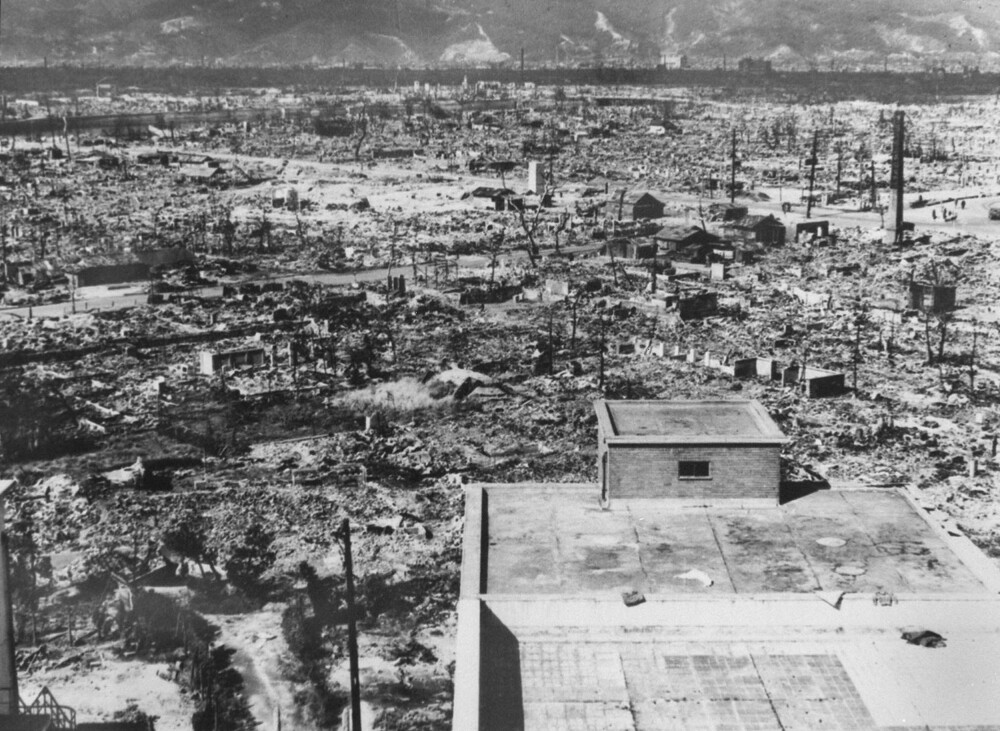 DEN FØRSTE ATOMBOMBEN som ble sluppet, traff Hiroshima 6. august 1945. Det antas at 140.000 mennesker ble drept. Senere ble en ny bombe sluppet over Nagasaki. Én mann er bekreftet å ha overlevd begge eksplosjonene.