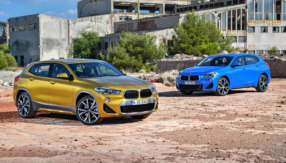 Den blå bilen bakerst har M-pakken, og har blant annet litt annerledes fangere og lakkerte hjulbuer. Men begge variantene ser sporty ut.
