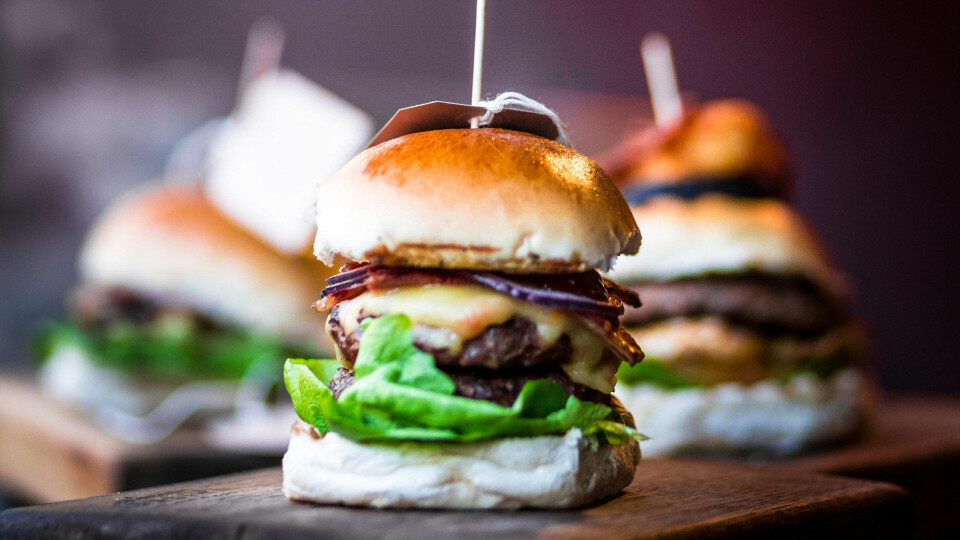 KOSTBAR GOURMETBURGER? Det er grunn til å være skeptisk hvis råvarene er av veldig høy kvalitet på en burger, mener kulinarisk forsker James Briscione ved Institutt for kulinarisk utdanning i USA. - De er bare laget for å stjele pengene dine, sier han.