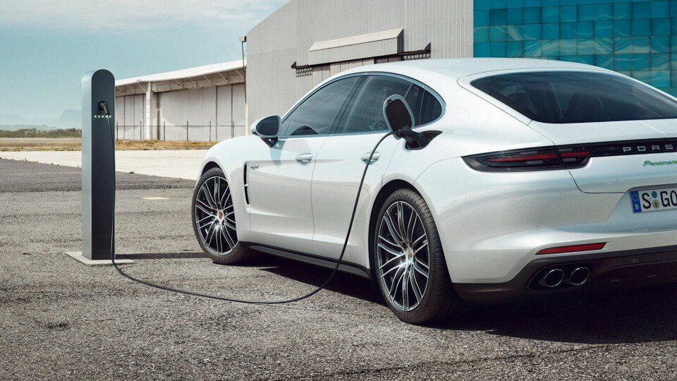 Nye superladere skal gi mye kortere ladetid, dermed også mer fleksibilitet for elbil-eierne. Bildet er for øvrig av en Panamera hybrid, ikke en ren elbil.
