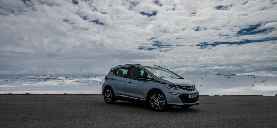 Opel Ampera-e har vært markedets beste bilkjøp. Problemet har vært at den har hatt ekstremt lange ventelister - og nå skyter også prisen til himmels.