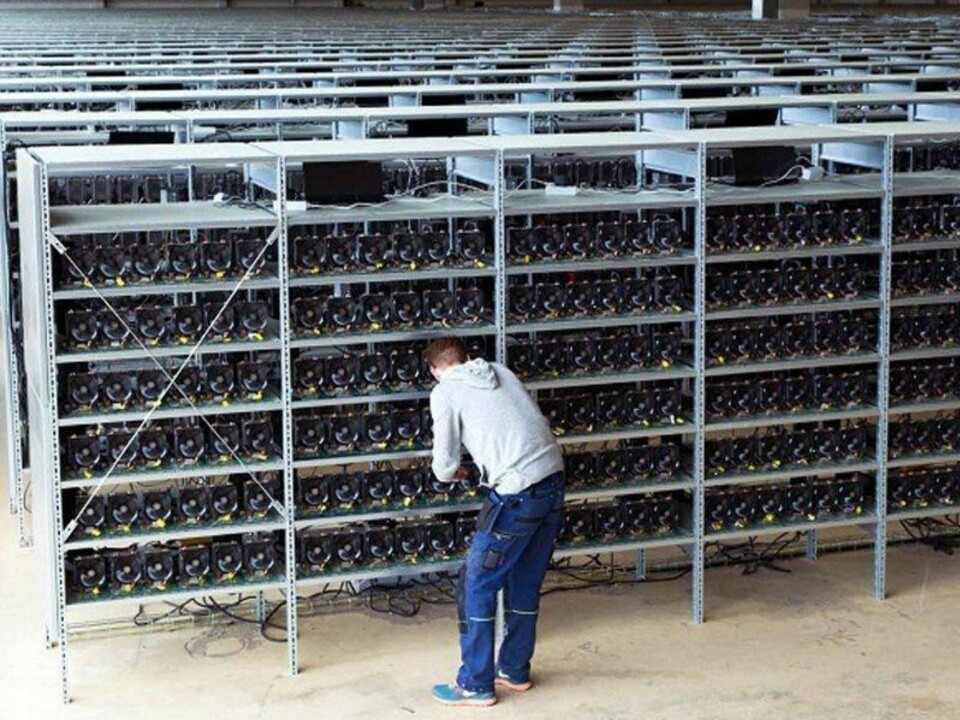 Bildet fra en datahall som benyttes til å «mine» Bitcoin.