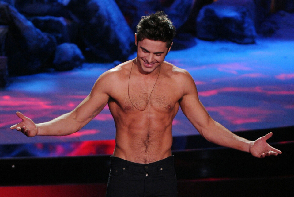 ZAC EFRON vant beste skjorteløse øyeblikk under årets MTV Movie Awards.