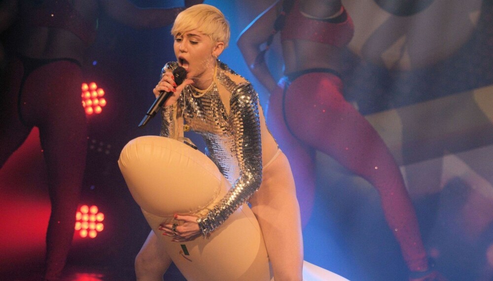 NORGESAKTUELL: Tidligere bilder av konsertshowet til Miley Cyrus viser en 21-åring som tydeligvis ikke er redd for å spille på sex.

