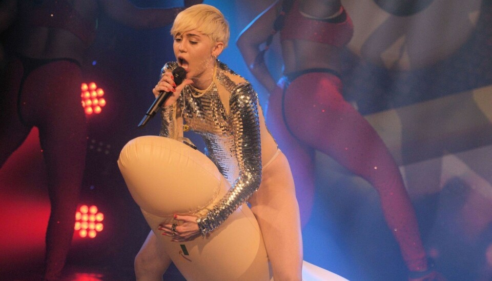 NORGESAKTUELL: Tidligere bilder av konsertshowet til Miley Cyrus viser en 21-åring som tydeligvis ikke er redd for å spille på sex.