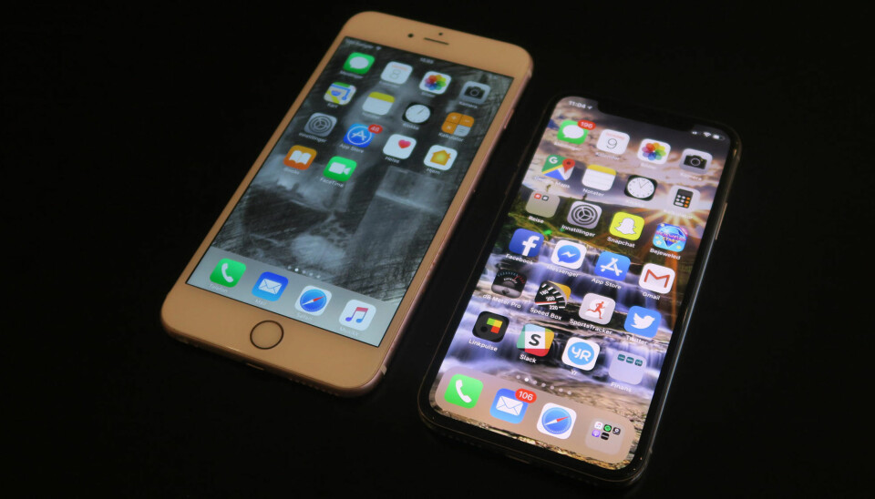 Her er iPhone X ved siden av en Plus-utgave. Skjermen er høyere og litt smalere.