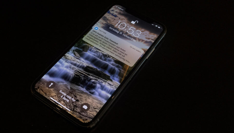 Når telefonen kjenner igjen ansiktet ditt, ser du at låseikonet på toppen av skjermen åpner seg. Men du er fortsatt på notifikasjonsskjermen.