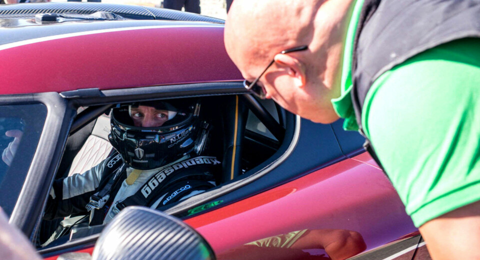 Sjåfør Niklas Lilja har nerver av stål - og satser liv og helse når han kjører superbilen i over 450 km/t.