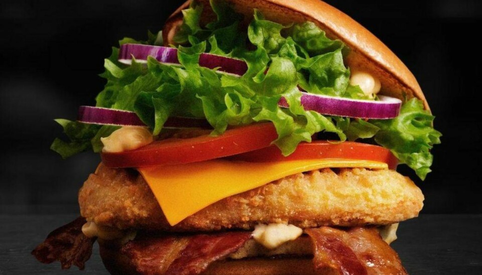 FRITERT KYLLING: Kyllingkjøtt er magert, og strengt tatt litt smakløst. Fritert kylling er derimot både salt og fett, og smaker ekstra godt når du er sulten. Denne burgeren, Bacon Clubhouse Chicken, inneholder 553 kcal, 27 gram fett, 9 gram sukker og 2,7 gram salt.