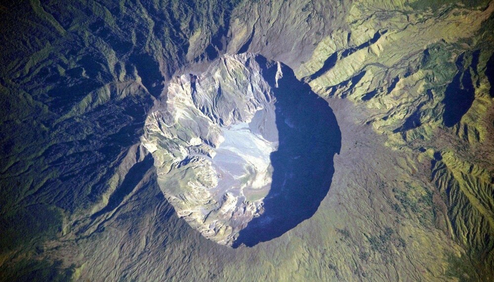 I dag er Tambora et 7 kilometer bredt og 1 kilometer dypt krater.