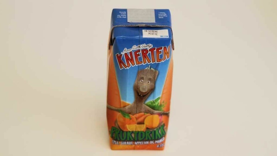 KNERTEN FRUKTDRIKK: Denne fruktdrikken inneholder 12 sukkerbiter og 3 prosent gulrot.