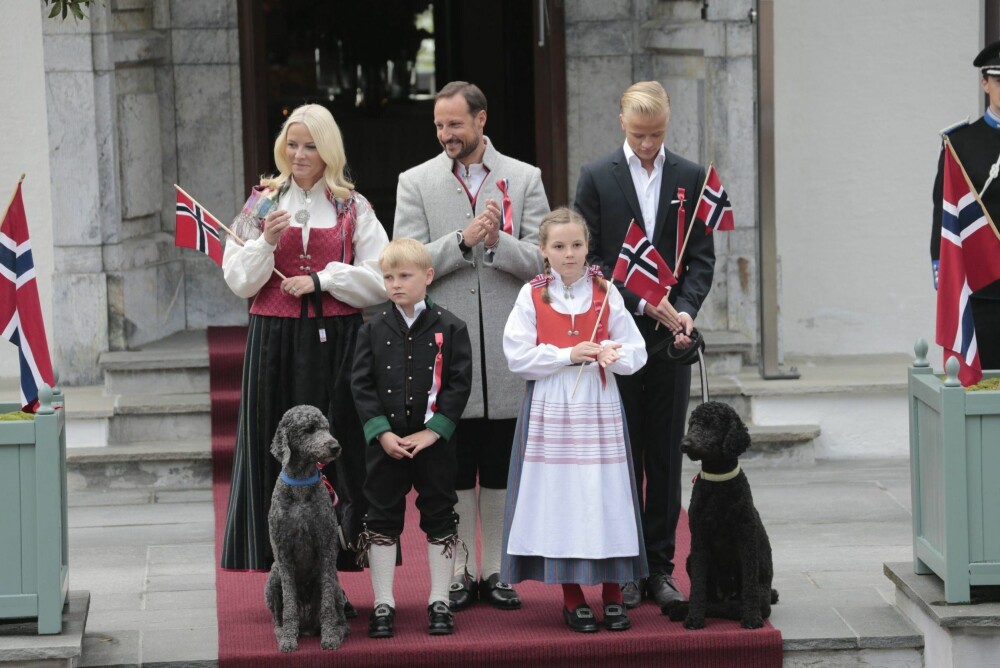 Kronprinsfamilien på trappa på Skaugum i Asker lørdag morgen. Foto: Lise Åserud / NTB scanpix