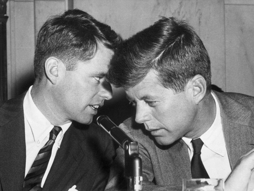 DENGANG senator John F. Kennedy, sammen med broren og rådgiveren Bobby, i 1957. De to brødrene delte Marilyn Monroe mellom seg.