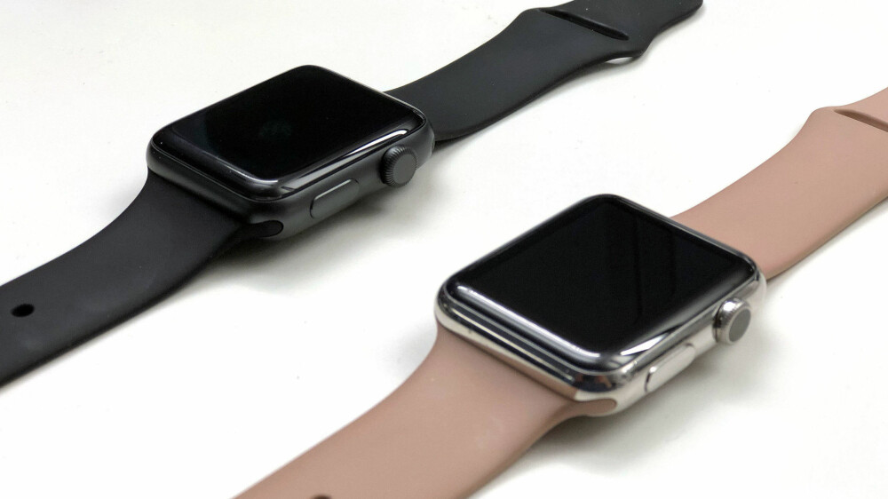 IKKE LETT Å SE FORSKJELL: Designet på Apple Watch Series 3 (bak) er tilnærmet identisk med de to foregående generasjonene. Series 3 er tilgjengelig i aluminium, mens Series 1 kom i en rekke ulike utforminger. Her i stål.