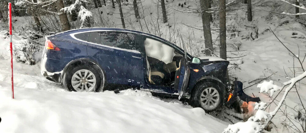 Her har Teslaen til Erik Ramsberg (50) krasjet inn i treet, etter at den traff en møtende bil på veien. Ulykken skjedde på svært glatte veier.
