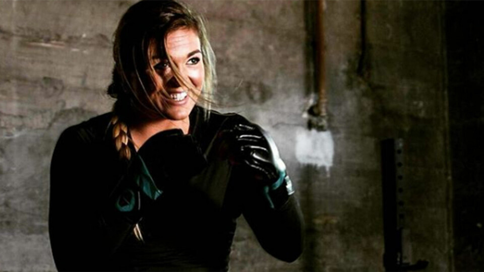 MMA-utøveren Anna Dempster har sagt seg villig til å gå en runde med et nettroll som mente kvinner var for svake og trege til å kunne slåss med menn - selv om de var trent i kampsport.