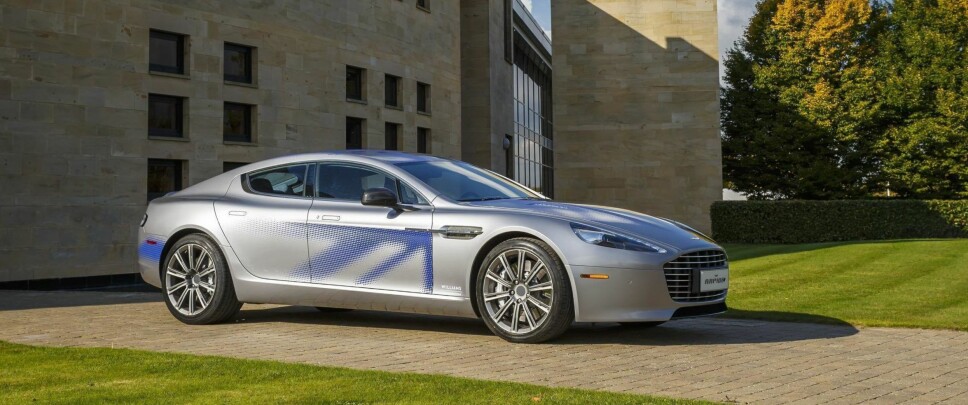 <b>KONSEPTBIL: </b>Slik forestilte Aston Martin seg at elbilen Rapide E kunne se ut i 2017. Konseptbilen henter designelementer fra både Vanquish og Vantage - som det i konseptmodellen kan se ut til at også Teslas Model S også har latt seg inspirere av.