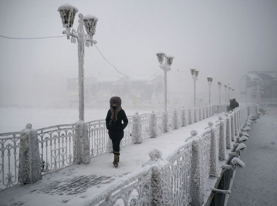 KULDEBRO: En ung kvinne går over en bro i Jakutsk.