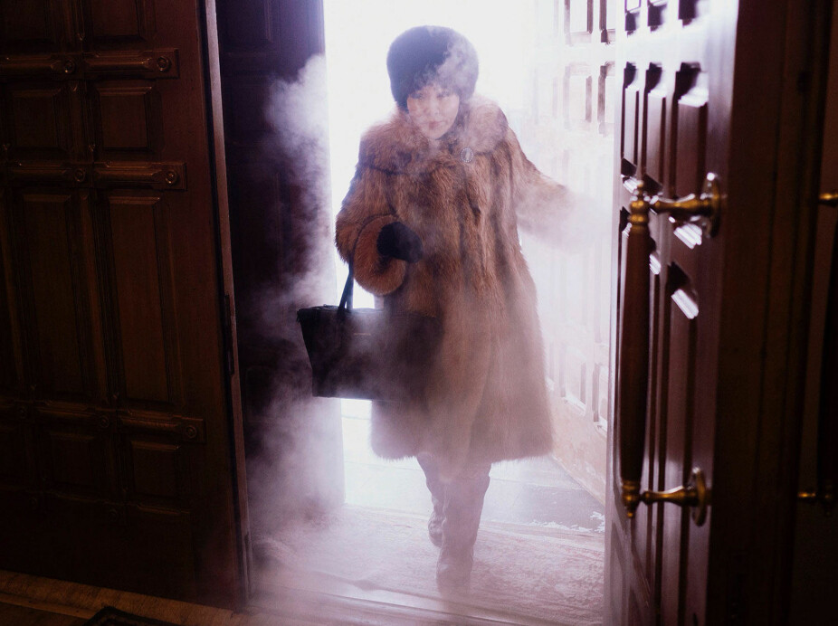 ISKALDT: Frostrøyken står rundt denne lokale kvinnen i det hun går inn i Preobrashenskij-katedralen i Jaktusk.