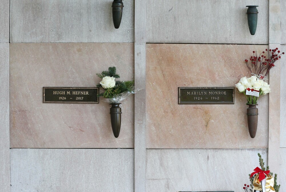Hugh Hefner ville hvile ved siden Marilyn Monroe, som prydet den første forsiden av Playboy. Rett før jul ble gravkrypten på Westwood Village Memorial Park Cemetery klar.