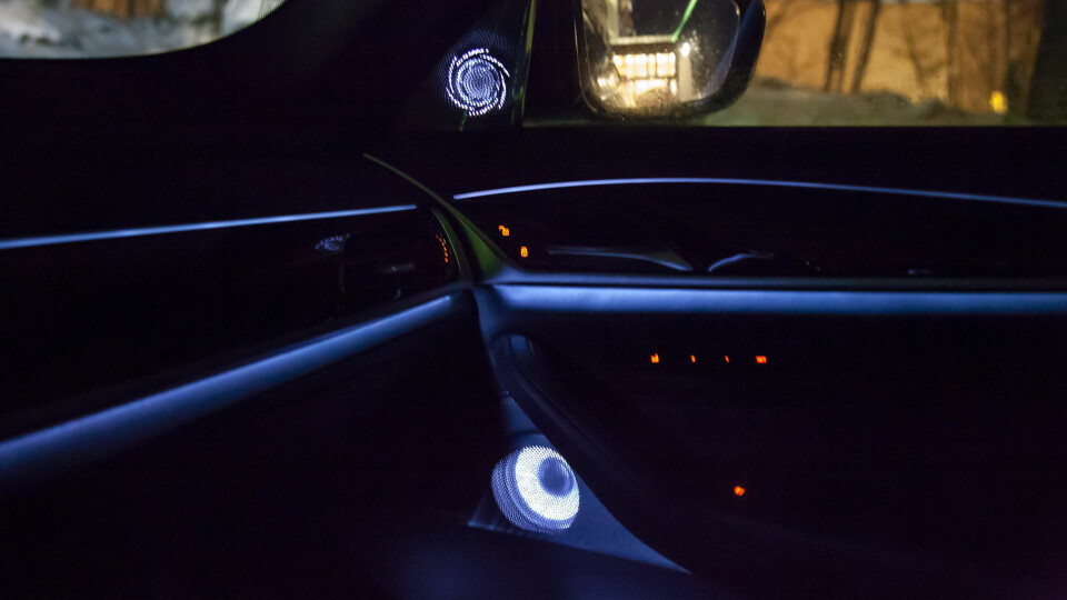BMW har ikke jobbet med å kutte vekt for å kutte noen tideler på en eller annen bane du aldri kommer til å kjøre på. Her er det herlig interiørlys og stor motor.