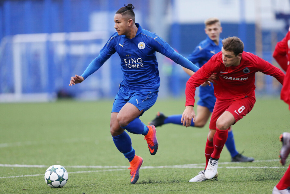 STYRTRIK: Fotballspilleren Faiq Bolkiah (i blått) er medlem av verdens rikeste monarkfamilie, sultanfamilien i Brunei. Hans onkel skal være god for 160 milliarder kroner. Faqi spiller for øyeblikket for Leicesters reservelag.