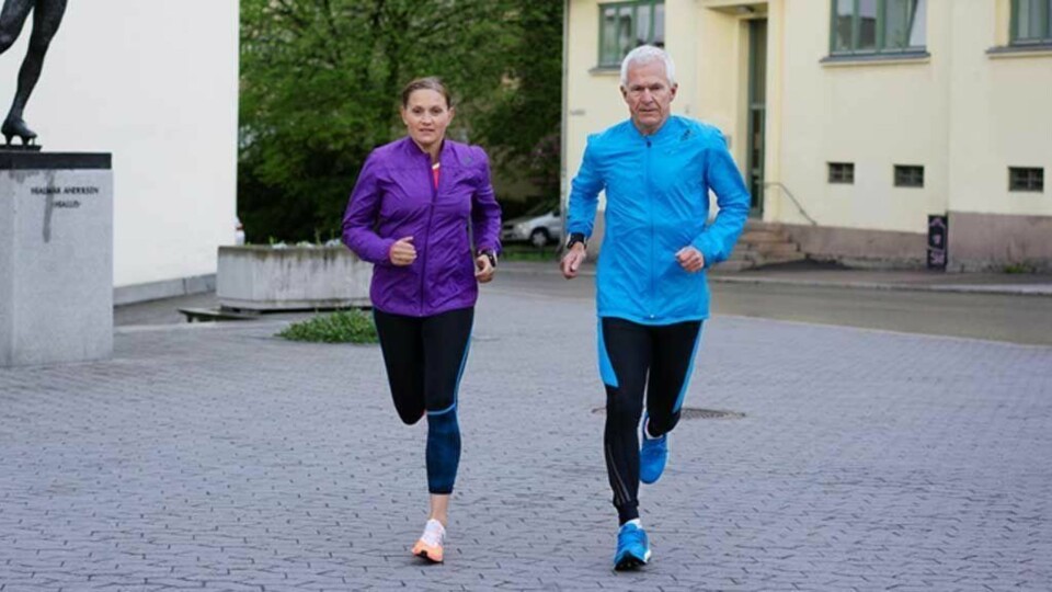 ASFALTTRENING: Hanne Lyngstad på løpetur sammen med Jack Waitz.