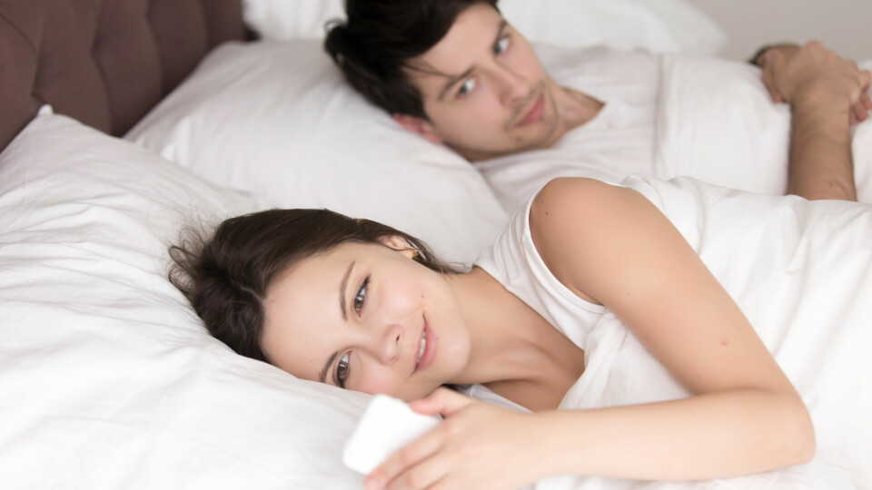 UTRO? Dersom du har kontakt med andre personer og holder dette skjult for kjæresten, kan det hende du bedriver hva eksperter kaller «mikro-utroskap».