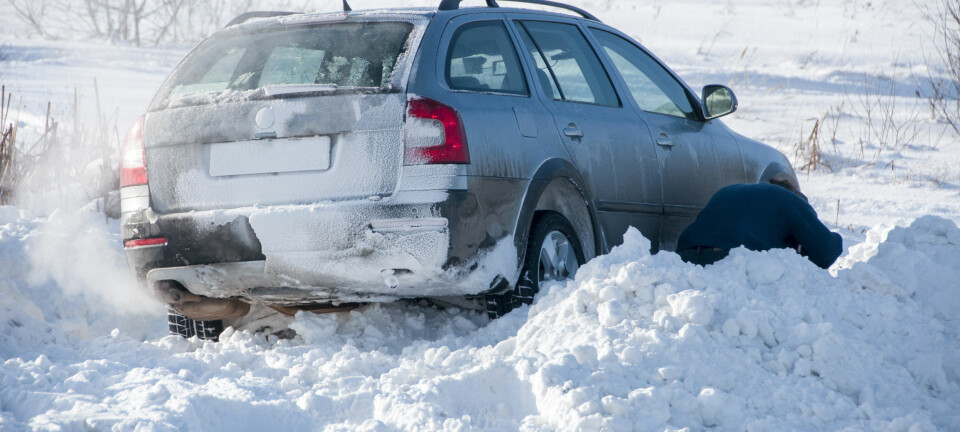 Slik kommer du løs om du har kjørt deg fast i snøen