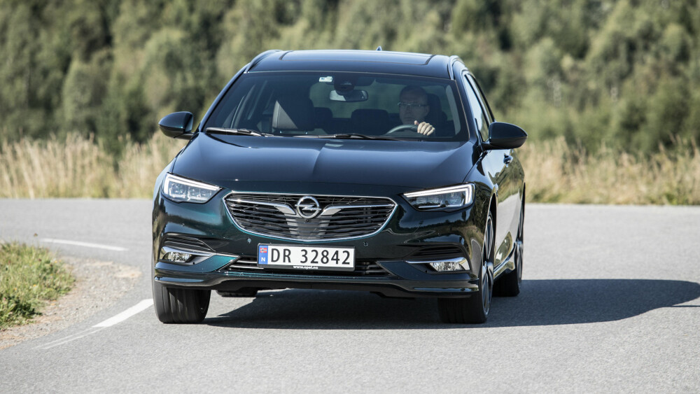HURTIGERE: Opel Insignia 2,0 Turbo D Sports Tourer kjennes kvikkere og lettere enn BMW-en, og tross færre hestekrefter er den raskere.
