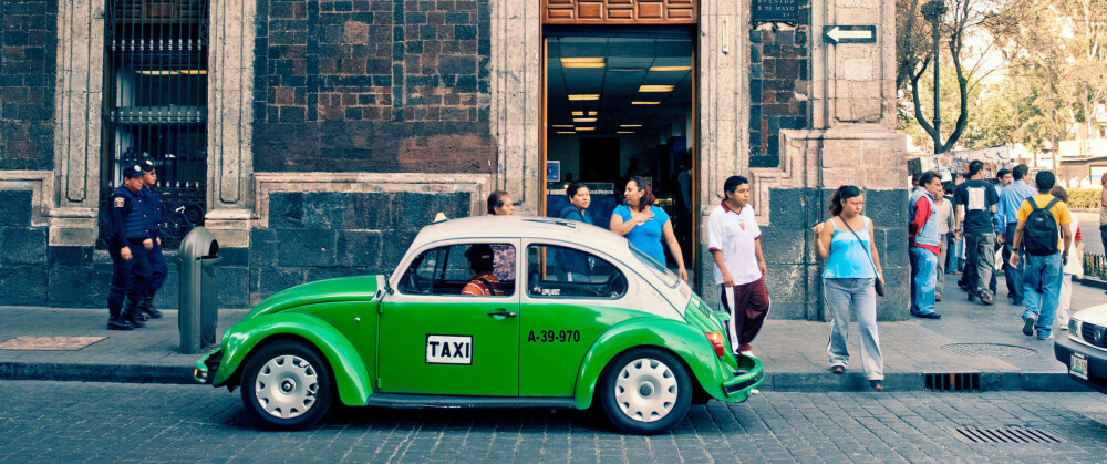 FARLIGE: Libre-taxi - «gate-taxier» - i Mexico City har både taksameter og skilt på taket, men er forbundet med stor risiko og såkalte «ekspresskidnappinger».