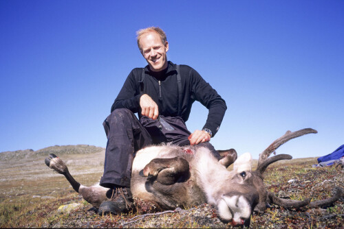 JEGEREN: Børge Ousland er aktiv jeger. Dette dyret ble felt under reinsjakta på Dovre i 2006.