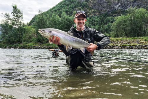 FISKEREN: Børge Ousland har fisket hele sitt liv. Denne laksen på 8 kilo ble tatt i Lærdalselva i juli 2016.