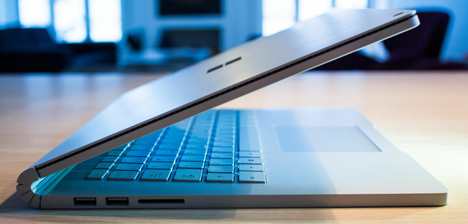 MAGNESIUM: Microsoft har brukt børstet magnesium på Surface Book 2. Det gir en overflate som er behagelig og gir en varmere følelse enn for eksempel aluminium. På PC-ens venstre side finner man to USB-porter som også leverer ut ladestrøm og en minnekortleser.