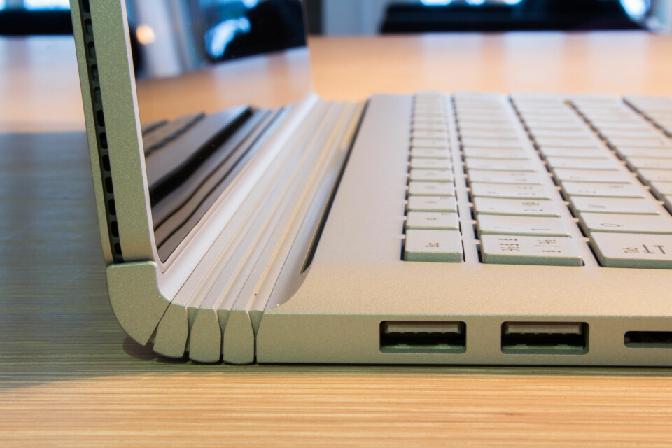 SOM EN STRIDSVOGN: Det nye hengselet på Surface Book 2 minner oss om beltene på en stridsvogn. Hengselet er solid og den holder skjermen stødig når man bruker PC-en.