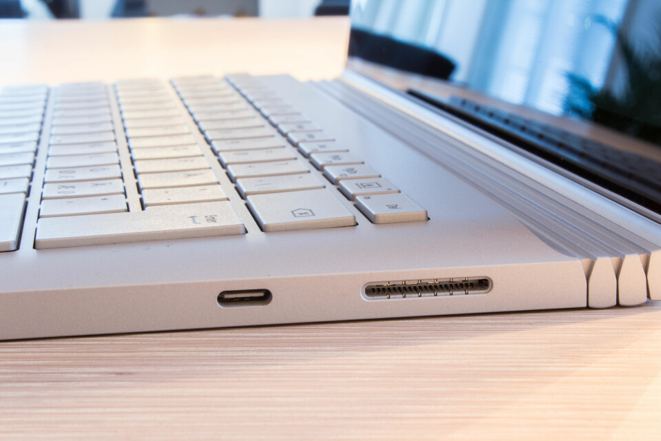 MAGNETISK: Microsoft har gått motsatt vei av Apple. Surface Book 2 har nemlig en proprietær ladeplugg som festes ved hjelp av magnetisme. Apple på sin side har droppet sin magnetiske ladekontakt, MagSafe, på de nyeste MacBook-ene. Til venstre for ladekontakten finner man en USB-C 3.1-port. Denne er ikke kompatibel med Thunderbolt.