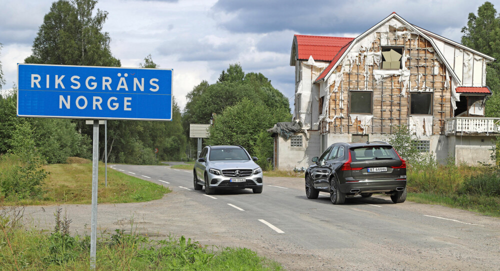 GRENSESKILLE: Velkommen til Norge, Volvo XC60! Her får du møte velstand og ruin, og den silkesmidige Mercedes GLC.