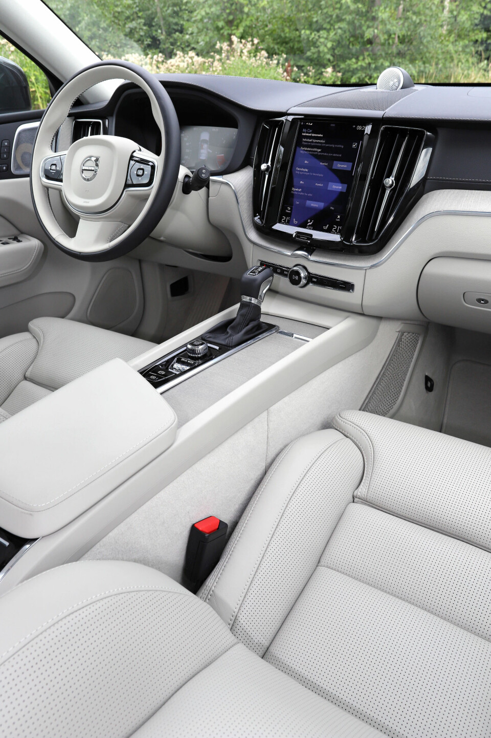 FUNKER: Stilen er ryddig i XC60, for det aller meste av betjening er lagt til den store pekeskjermen. Den fungerer godt.