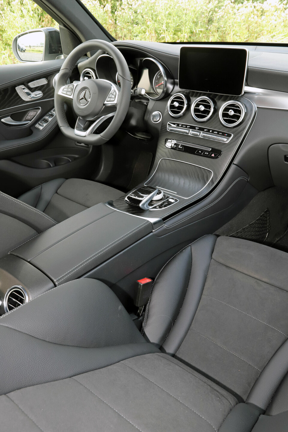 MERCEDES: Interiørformene i GLC gir en mer intim følelse enn i Volvo-kupeen.