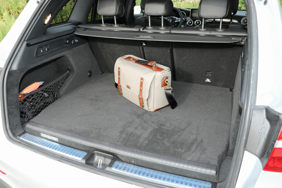 TRANGT: Hybridbatteriet stjeler mye av høyden i bagasjerommet i GLC 350e.