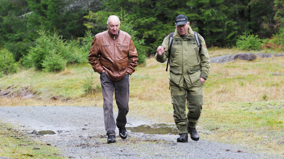 PÅ VEI TIL ÅSTEDET: Sigfred Thomassen (t.v) og Trond Nyborg på vei inn til ulykkesstedet. Thomassen ble skadet, men fikk allikevel et yrkesaktivt liv frem til pensjonsalder. For Nyborg har inntrykkene fra havaristedet brent seg fast i hukommelsen.