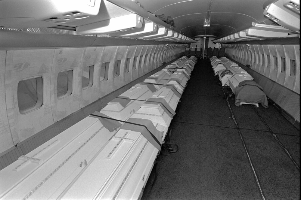 HJEMTUREN: Kistene med de omkomne fra Ålesund ble sendt hjem med eget fly. 