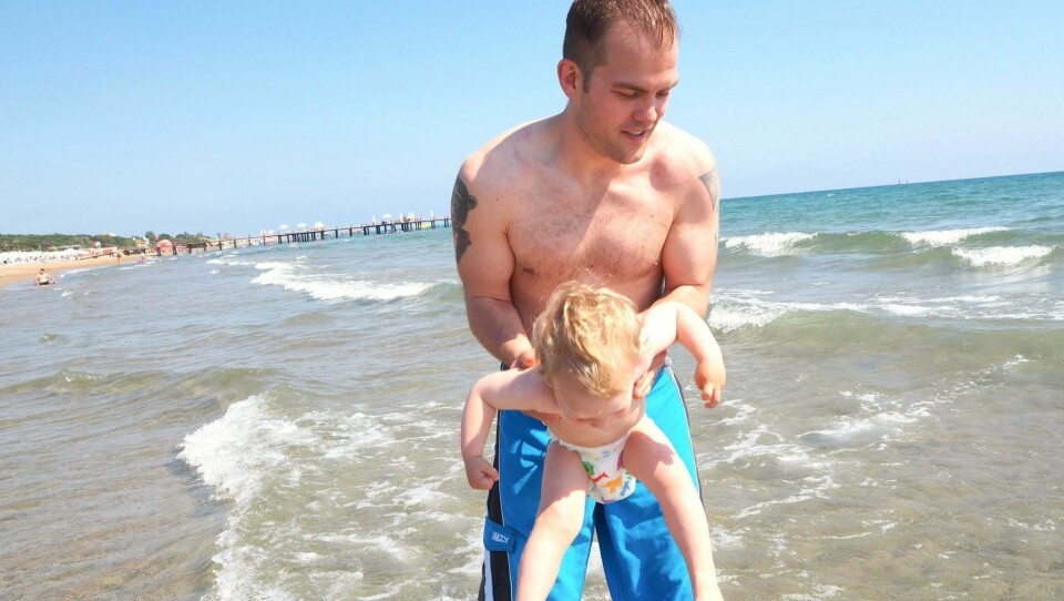 PÅ FERIE: Peter med sønnen Gustav på stranda i Tyrkia.