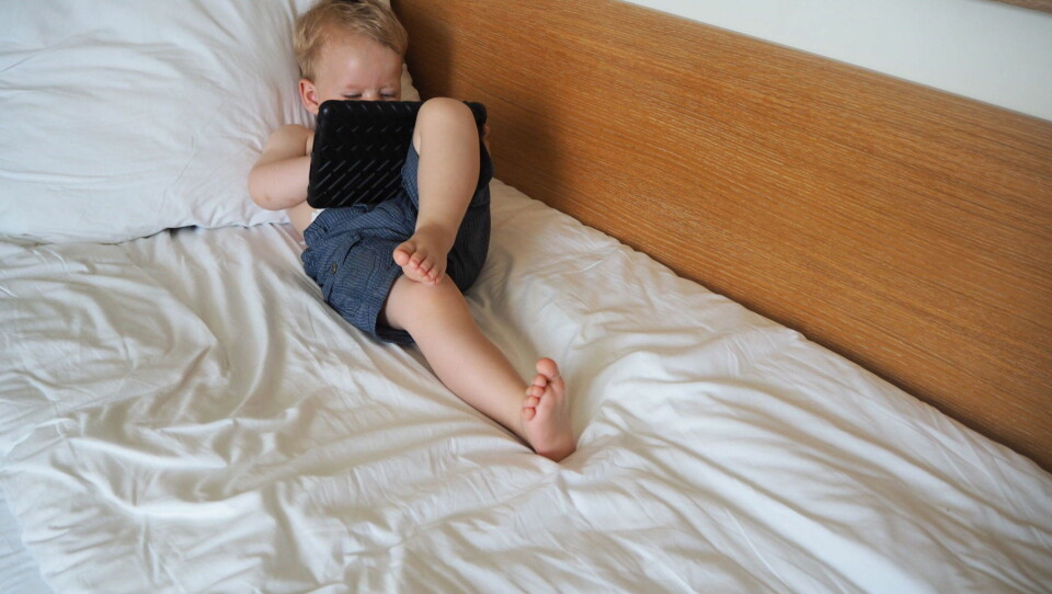 I HOTELLSENGA: Lille Gustav (2) koser seg med Ipad på ferie.