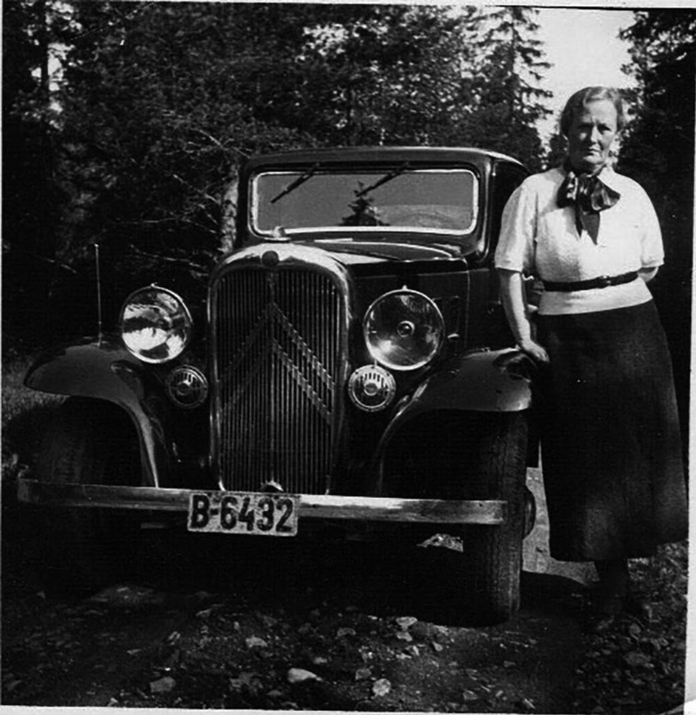 MODERNE: Allerede tidlig på 30-tallet hadde Olga Bjoner førerkort og egen bil – noe vanlige bondekoner i Norge bare kunne drømme om.