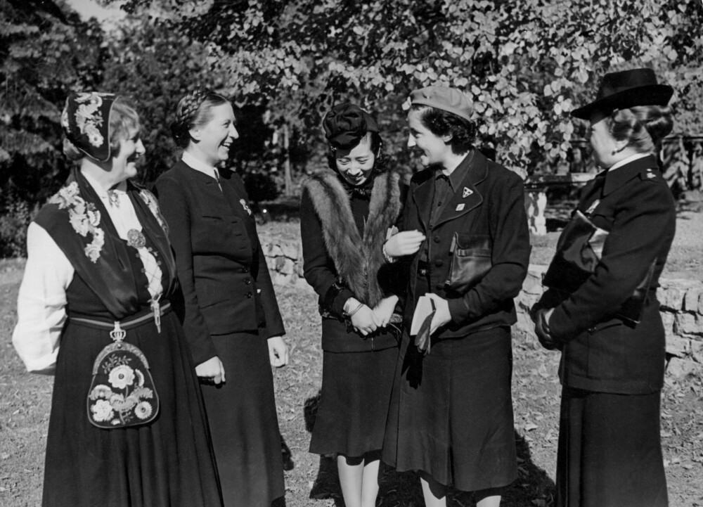 KVINNEFØRERE: Olga Bjoner (t.v.) hadde mektige kontakter blant verdens ledende fascister: Tysklands kvinnefører Gertrud Scholtz-Klink, den japanske ambassadørfruen Oshima, den spanske kvinneføreren Pilar Primo de Rivera og hennes italienske Marchesa Olga Medici, fotografert i 1941.