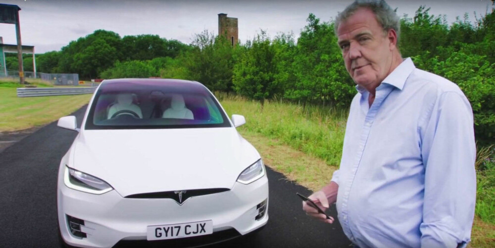 JEREMY CLARKSON MED TESLA MODEL X: Biljournalist Jeremy Clarkson slaktet i sin tid Teslas elbil Roadster. Men hva mener han om elbilene i dag?